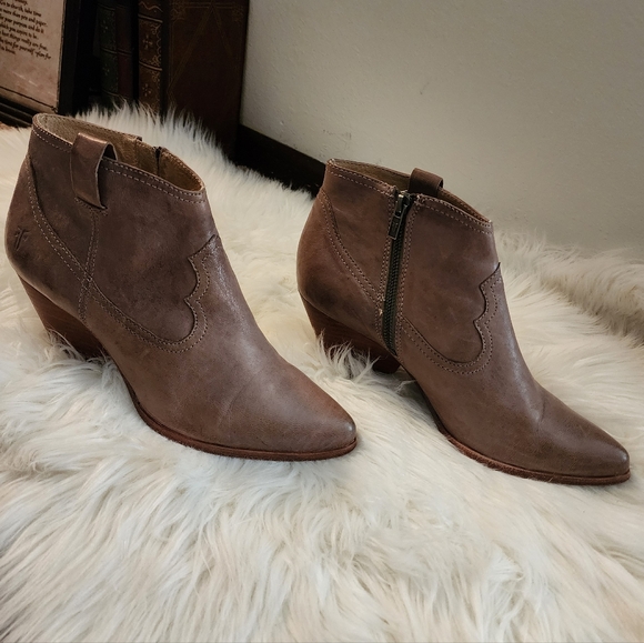 Frye Reina Western Yoke Distressed Brown Leather Ankle Boots Winter Spring - Picture 7 of 13